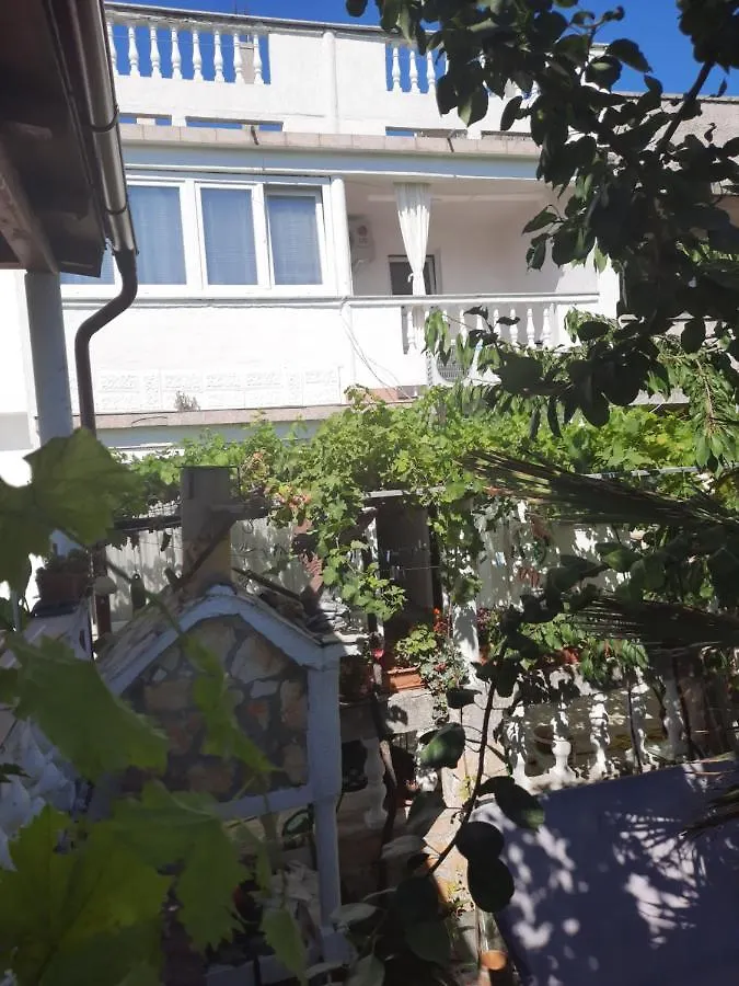 Apartmani Ana-Lora Lopar Lägenhet