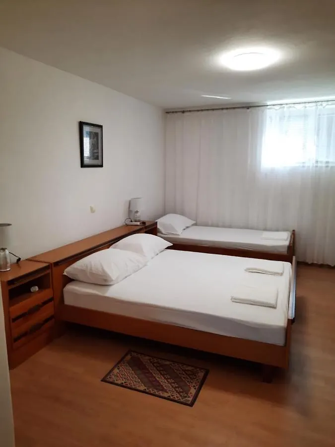 Apartmani Ana-Lora Lopar 0*,